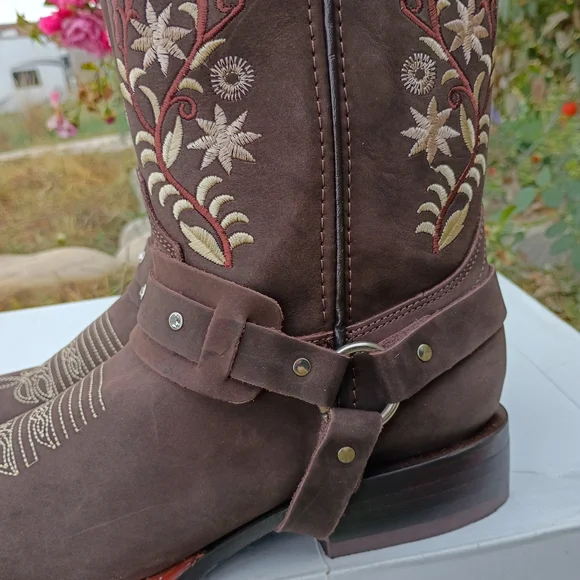 Floral Embroidered Western Leather Boots - Picture 4 of 8